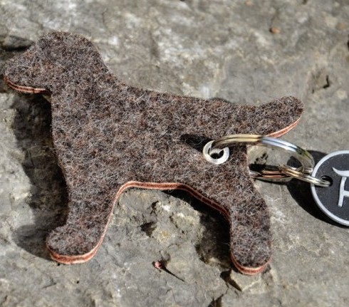 Treusinn Schlüsselanhänger Filz Hund magnolie